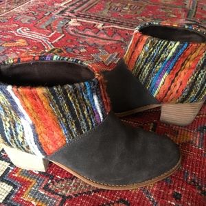 Toms Leila bootie in chocolate suede EUC